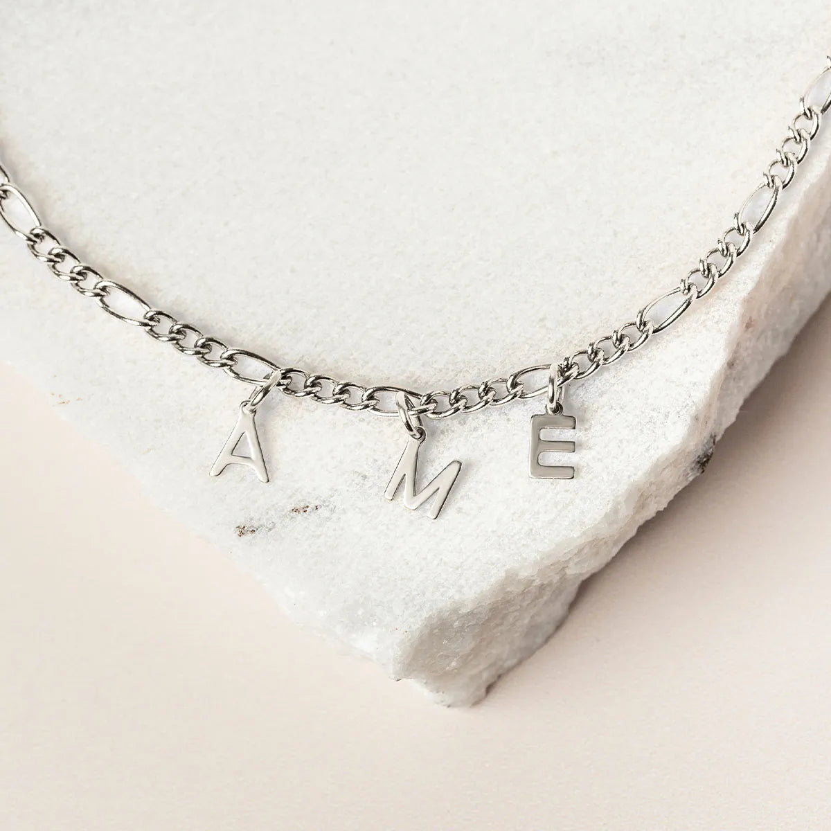 Bracelet chaîne figaro avec lettre à personnaliser - Acier