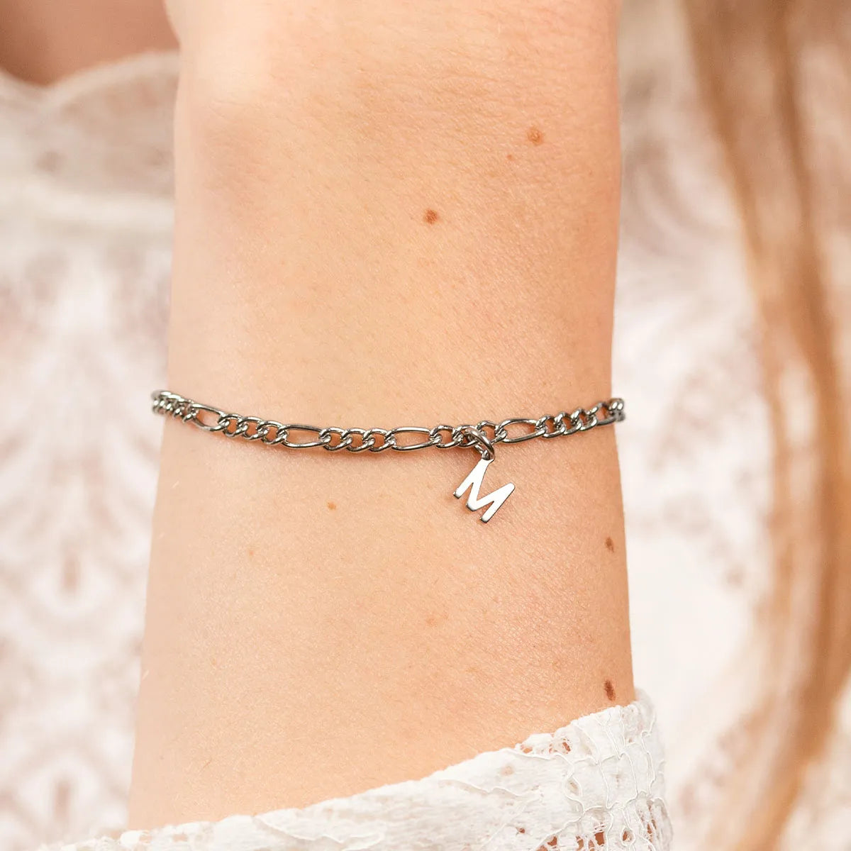 Bracelet chaîne figaro avec lettre à personnaliser - Acier