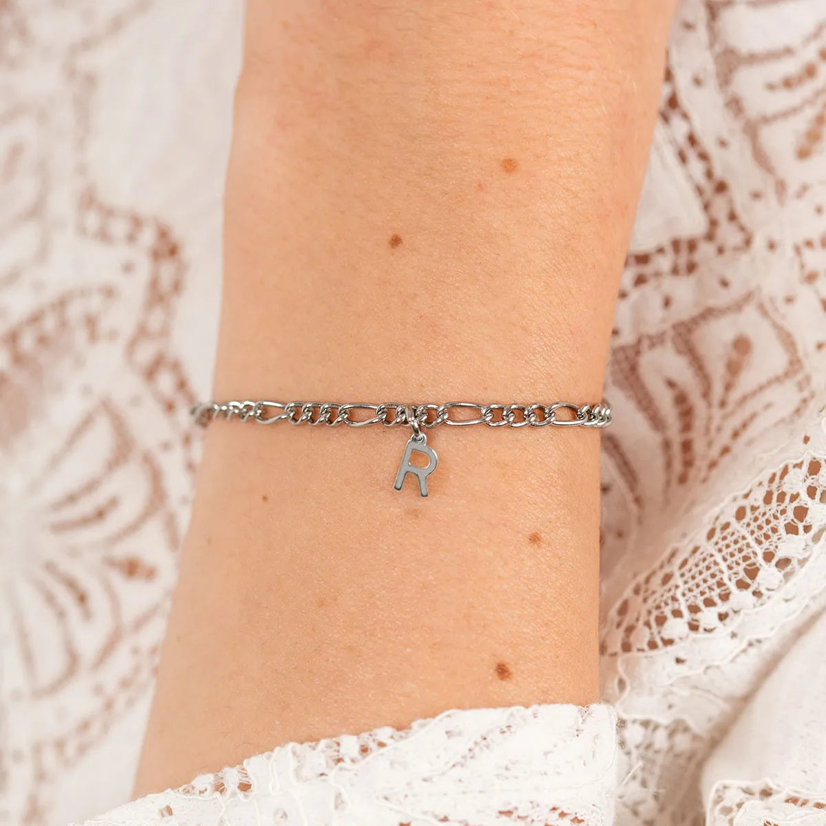 Bracelet chaîne figaro avec lettre à personnaliser - Acier