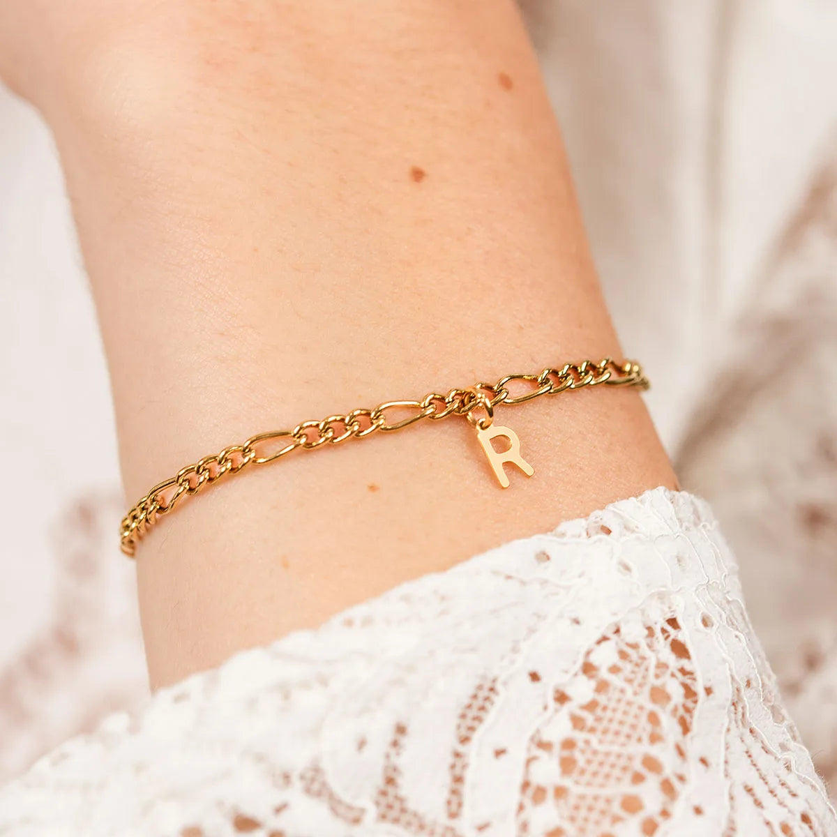 Bracelet chaîne figaro avec lettre à personnaliser - Doré