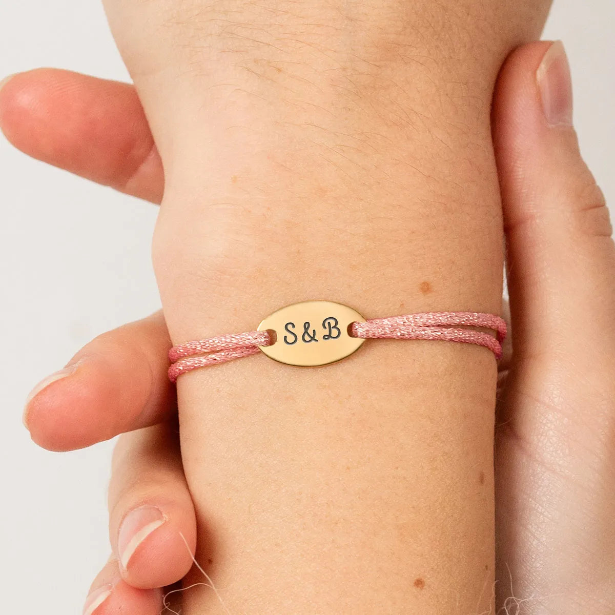 Bracelet femme cordon scintillant médaille ovale à personnaliser - Doré