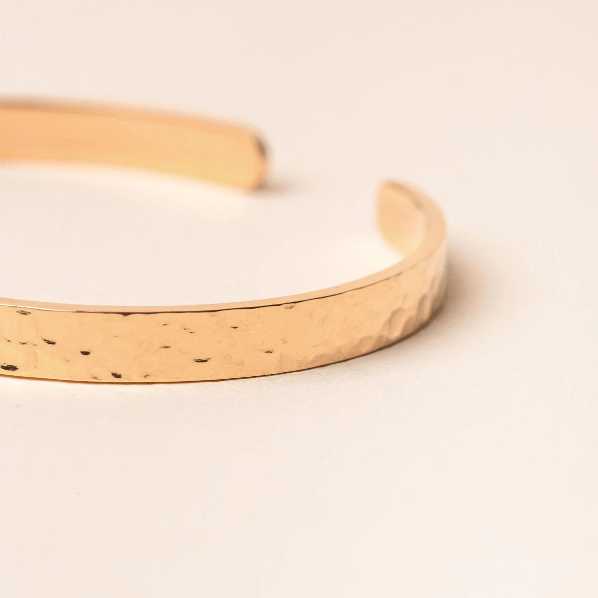 Bracelet jonc martelé médaille à personnaliser - Doré