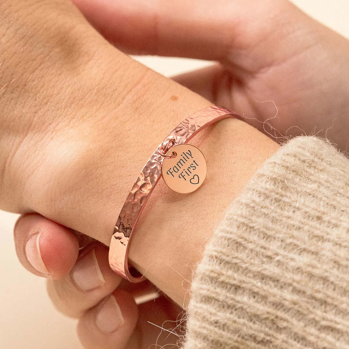 Bracelet jonc martelé médaille à personnaliser - Rose doré